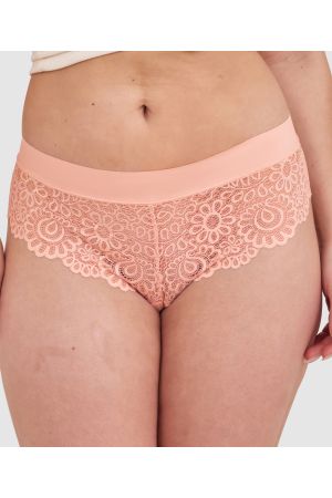 Tay G wears a size 12DD bra and size 12 underwear. She is 161cm tall and has measurements of 92cm bust a 71cm waist and 101cm hips.