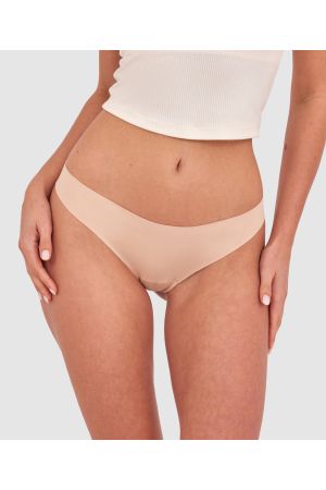 Kris wears a size 10C bra and size 10 underwear. She is 181cm tall and has measurements of 84cm bust a 66cm waist and 99cm hips.