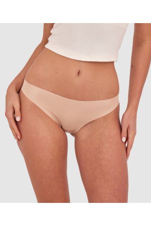 Kris wears a size 10C bra and size 10 underwear. She is 181cm tall and has measurements of 84cm bust a 66cm waist and 99cm hips.