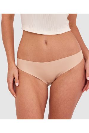 Kris wears a size 10C bra and size 10 underwear. She is 181cm tall and has measurements of 84cm bust a 66cm waist and 99cm hips.