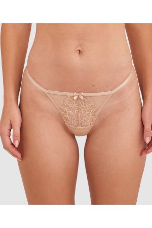 Sianie wears a size 10 B/C bra and size 10 underwear. She is 175cm tall and has measurements of 85cm bust a 66cm waist and 93cm hips.