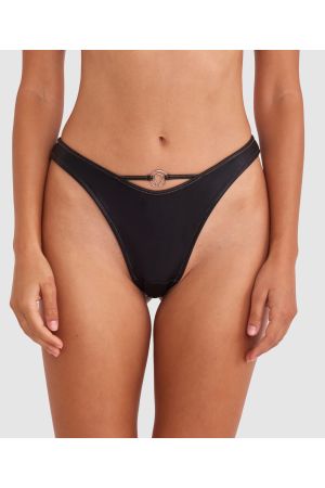 Tamara is wearing a 10B/C top and 10 bottom with bust 82cm waist 64cm and hip 88cm. She stands at 173cm/5'6in.