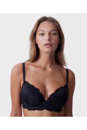 Jayde is wearing a 10DD bra and 10 underwear, with bust 86cm/34in, waist 70cm/27.5in, and hip 99cm/39in. She stands at 181cm/5'11in.