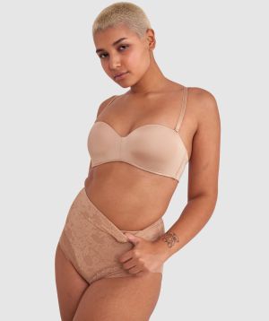 Sarah is wearing a 10B/C top and 10 bottom, with bust 85cm/33.5in, waist 66cm/26in, and hip 99cm/39in. She stands at 174cm/5'7in.