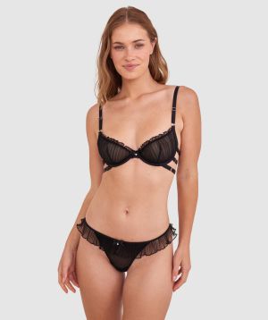 Sianie  wears a size 10 B/C bra and size 10 underwear. She is 175cm tall and has measurements of 85cm bust a 66cm waist and 93cm hips.