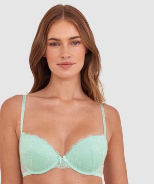 Sianie  wears a size 10 B/C bra and size 10 underwear. She is 175cm tall and has measurements of 85cm bust a 66cm waist and 93cm hips.