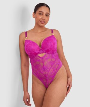 Terri-Leigh wears a size 12DD and size 12 underwear. She is a size 12 Is 177cm tall with a 98cm bust and 79cm waist and 79cm hips.