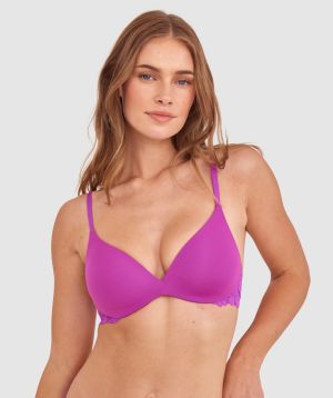 Sianie  wears a size 10 B/C bra and size 10 underwear. She is 175cm tall and has measurements of 85cm bust a 66cm waist and 93cm hips.