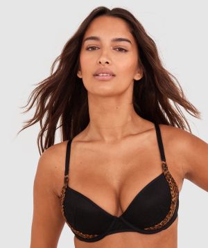 Kushi is wearing a 10C/S top and 10/S bottom, with bust 79cm/31in, waist 61cm/24in, and hip 91cm/36in. She stands at 173cm/5'8in.