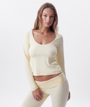 Jayde is wearing a 10DD bra and 10 underwear, with bust 86cm/34in, waist 70cm/27.5in, and hip 99cm/39in. She stands at 181cm/5'11in.