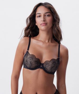 Kushi is wearing a 10C/S top and 10/S bottom, with bust 79cm/31in, waist 61cm/24in, and hip 91cm/36in. She stands at 173cm/5'8in.