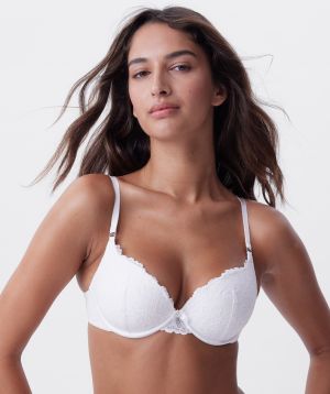 Kushi is wearing a 10C/S top and 10/S bottom, with bust 79cm/31in, waist 61cm/24in, and hip 91cm/36in. She stands at 173cm/5'8in.