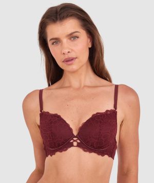 Kris wears a size 10C bra and size 10 underwear. She is 181cm tall and has measurements of 84cm bust a 66cm waist and 99cm hips.