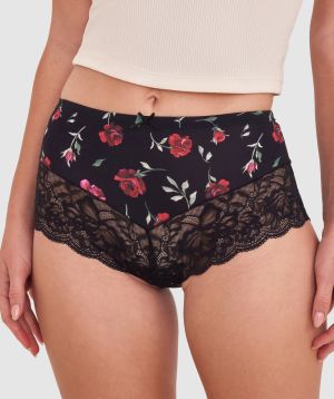 Sianie  wears a size 10 B/C bra and size 10 underwear. She is 175cm tall and has measurements of 85cm bust a 66cm waist and 93cm hips.