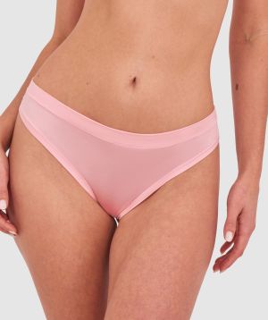 Kris wears a size 10C bra and size 10 underwear. She is 181cm tall and has measurements of 84cm bust a 66cm waist and 99cm hips.