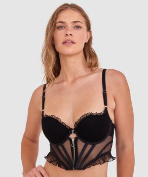 Sianie  wears a size 10 B/C bra and size 10 underwear. She is 175cm tall and has measurements of 85cm bust a 66cm waist and 93cm hips.