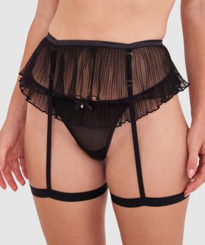 Sianie  wears a size 10 B/C bra and size 10 underwear. She is 175cm tall and has measurements of 85cm bust a 66cm waist and 93cm hips.