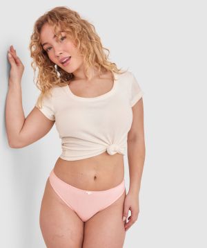 Tay G wears a size 12DD bra and size 12 underwear. She is 161cm tall and has measurements of 92cm bust a 71cm waist and 101cm hips.