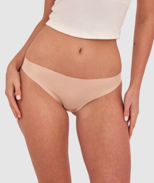 Kris wears a size 10C bra and size 10 underwear. She is 181cm tall and has measurements of 84cm bust a 66cm waist and 99cm hips.