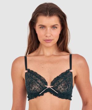 Kris wears a size 10C bra and size 10 underwear. She is 181cm tall and has measurements of 84cm bust a 66cm waist and 99cm hips.