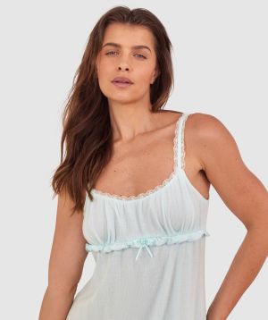 Kris wears a size 10C bra and size 10 underwear. She is 181cm tall and has measurements of 84cm bust a 66cm waist and 99cm hips.