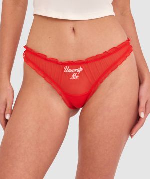 Kris wears a size 10C bra and size 10 underwear. She is 181cm tall and has measurements of 84cm bust a 66cm waist and 99cm hips.