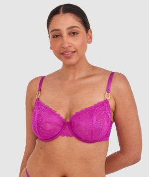 Terri-Leigh wears a size 12DD and size 12 underwear. She is a size 12 Is 177cm tall with a 98cm bust and 79cm waist and 79cm hips.