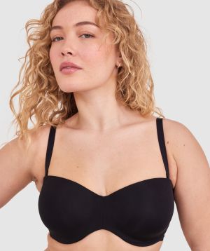 Tay G wears a size 12DD bra and size 12 underwear. She is 161cm tall and has measurements of 92cm bust a 71cm waist and 101cm hips.