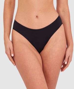 Kris wears a size 10C bra and size 10 underwear. She is 181cm tall and has measurements of 84cm bust a 66cm waist and 99cm hips.