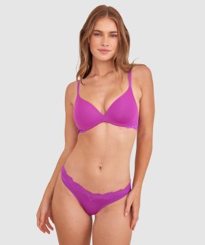 Sianie  wears a size 10 B/C bra and size 10 underwear. She is 175cm tall and has measurements of 85cm bust a 66cm waist and 93cm hips.