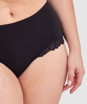 Tay G wears a size 12DD bra and size 12 underwear. She is 161cm tall and has measurements of 92cm bust a 71cm waist and 101cm hips.