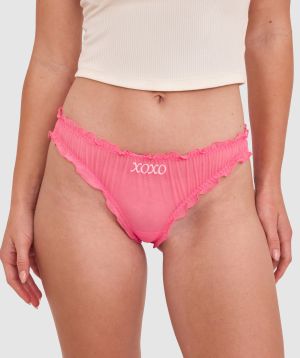 Sianie  wears a size 10 B/C bra and size 10 underwear. She is 175cm tall and has measurements of 85cm bust a 66cm waist and 93cm hips.