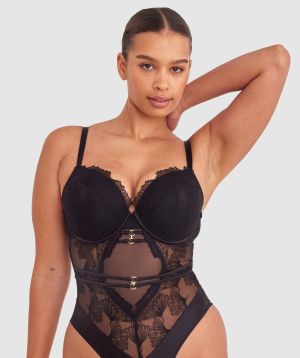 Shimma is wearing a 12 DD top and 12 bottom with bust 94cm/37in waist 70cm/27 1/2in and hip 107cm/42in. She stands at 175cm/5'9in.