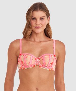 Olivia is wearing a 10B/C top and 10 bottom with bust 81cm/32in waist 65cm/25 1/2in and hip 99cm/39in. She stands at 177cm/5'9in.