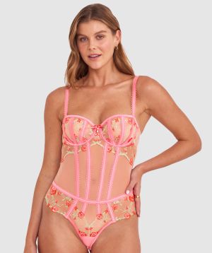 Olivia is wearing a 10B/C top and 10 bottom with bust 81cm/32in waist 65cm/25 1/2in and hip 99cm/39in. She stands at 177cm/5'9in.
