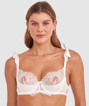 Olivia is wearing a 10B/C top and 10 bottom with bust 81cm/32in waist 65cm/25 1/2in and hip 99cm/39in. She stands at 177cm/5'9in.