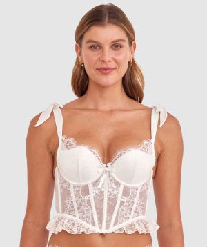 Olivia is wearing a 10B/C top and 10 bottom with bust 81cm/32in waist 65cm/25 1/2in and hip 99cm/39in. She stands at 177cm/5'9in.