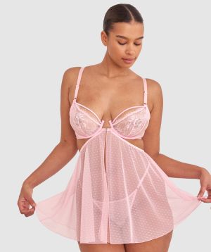 Shimma is wearing a 12 DD top and 12 bottom with bust 94cm/37in waist 70cm/27 1/2in and hip 107cm/42in. She stands at 175cm/5'9in.