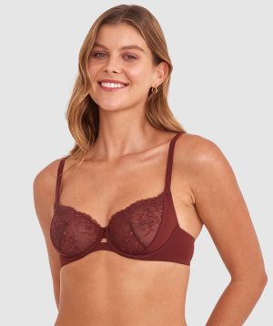 Olivia is wearing a 10B/C top and 10 bottom with bust 81cm/32in waist 65cm/25 1/2in and hip 99cm/39in. She stands at 177cm/5'9in.