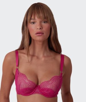 Terri-Leigh wears a size 12DD and size 12 underwear. She is a size 12 Is 177cm tall with a 98cm bust and 79cm waist and 79cm hips.