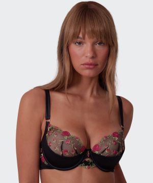 Terri-Leigh wears a size 12DD and size 12 underwear. She is a size 12 Is 177cm tall with a 98cm bust and 79cm waist and 79cm hips.